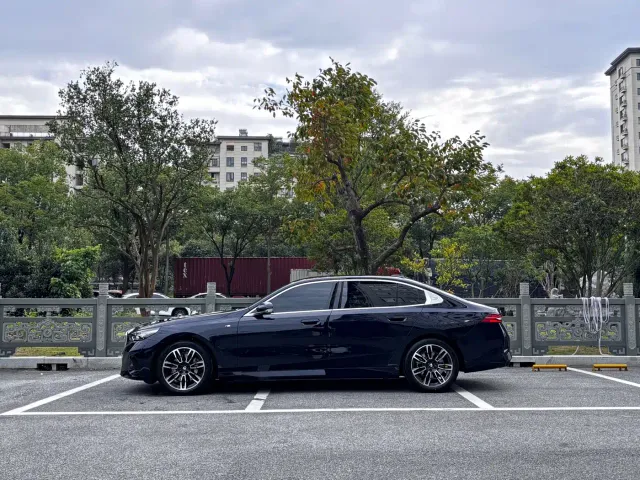 BMW 5 Series — Фото автомобиля 3