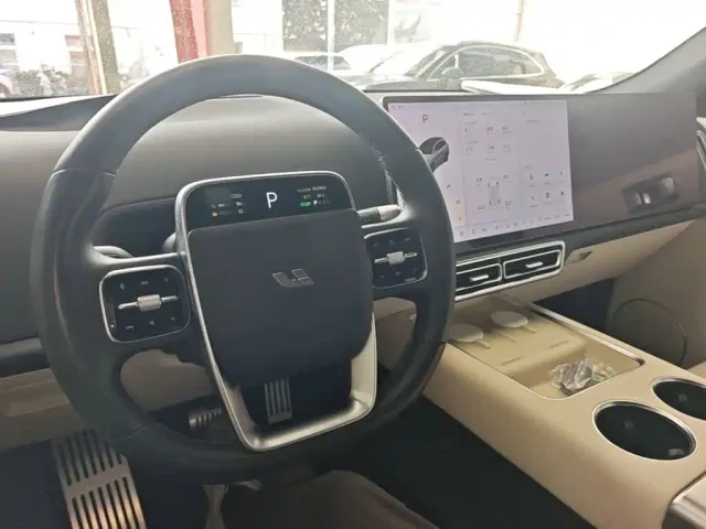 Li Auto L8 — Фото автомобиля 9