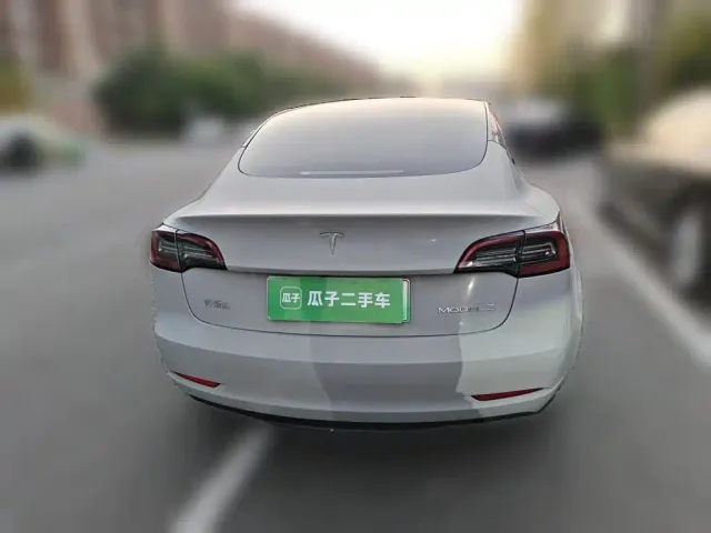 Tesla Model 3 — Фото автомобиля 3