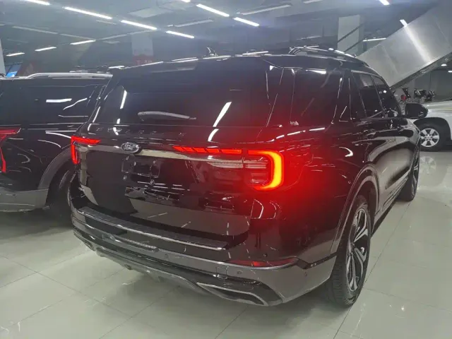 Ford Explorer — Фото автомобиля 10