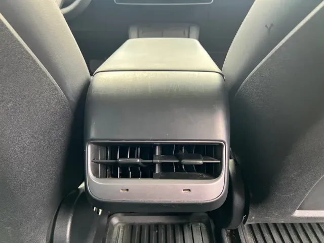 Tesla Model 3 — Фото автомобиля 9