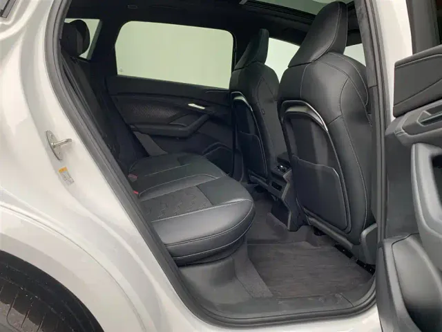 Audi Q6L e-tron — Фото автомобиля 16