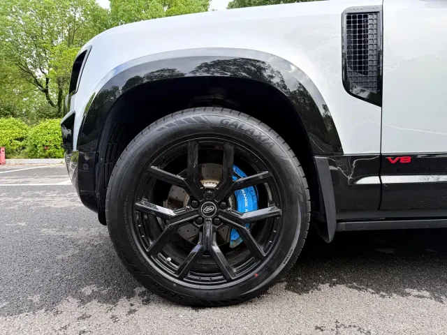 Land Rover Defender — Фото автомобиля 9