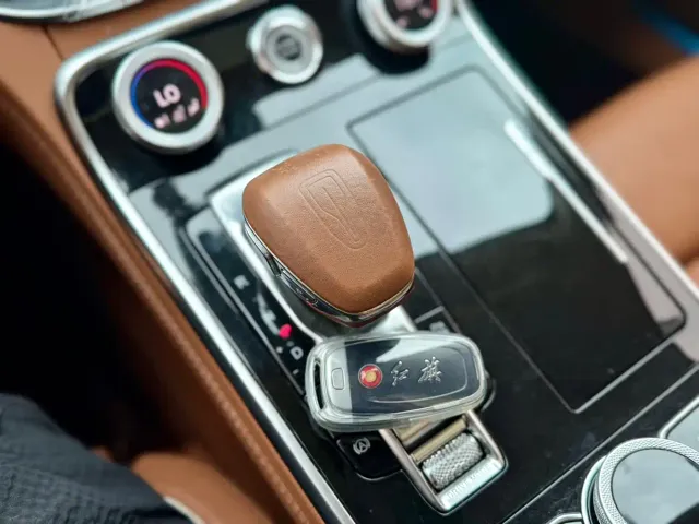 Hongqi H9 — Фото автомобиля 10
