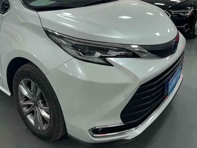 Toyota Sienna — Фото автомобиля 4