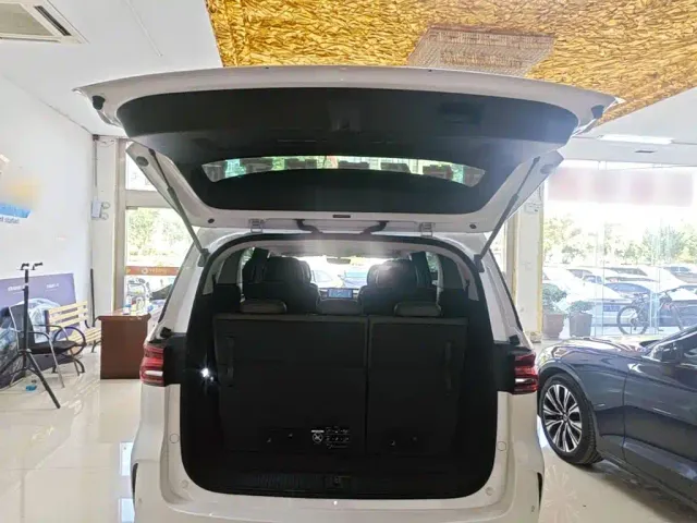 Roewe iMAX8 — Фото автомобиля 18