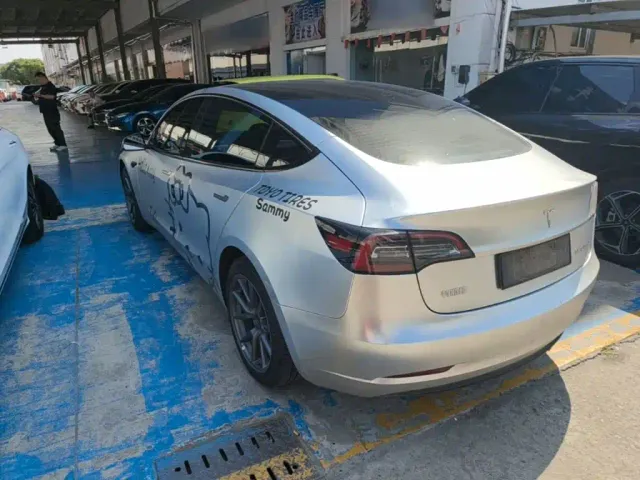 Tesla Model 3 — Фото автомобиля 4