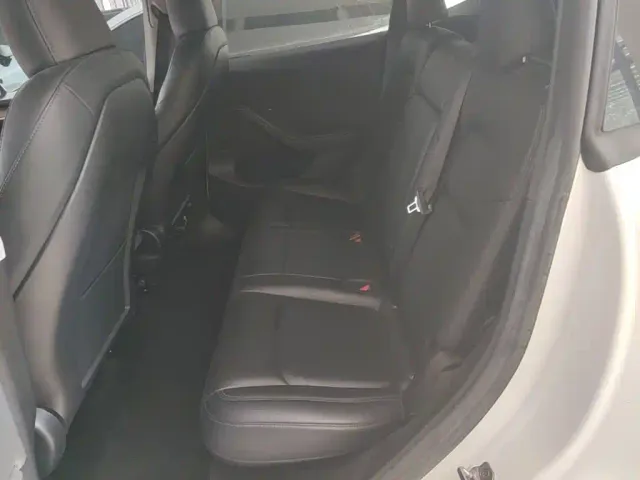 Tesla Model Y — Фото автомобиля 12