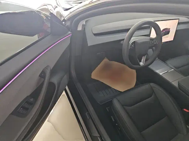 Tesla Model 3 — Фото автомобиля 11