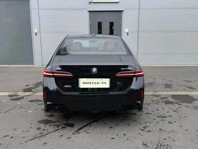 BMW i5 — Фото автомобиля 3