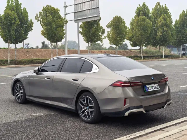 BMW i5 — Фото автомобиля 9