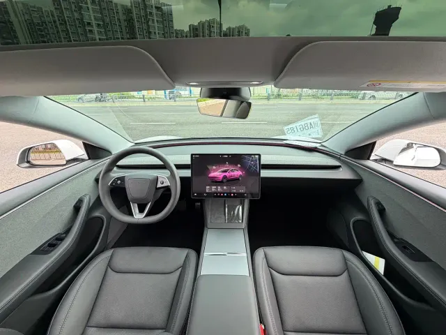 Tesla Model 3 — Фото автомобиля 17