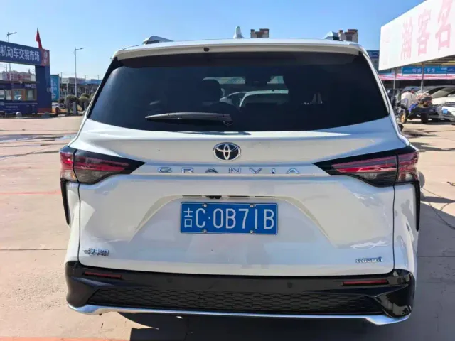 Toyota Granvia — Фото автомобиля 7