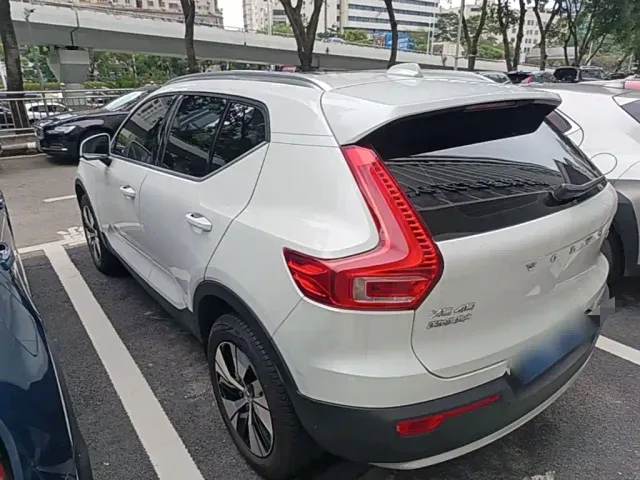 Volvo XC40 — Фото автомобиля 4