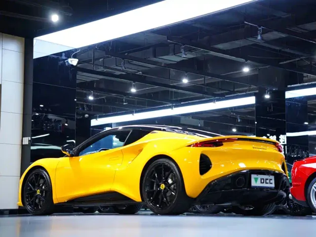 Lotus Emira — Фото автомобиля 10