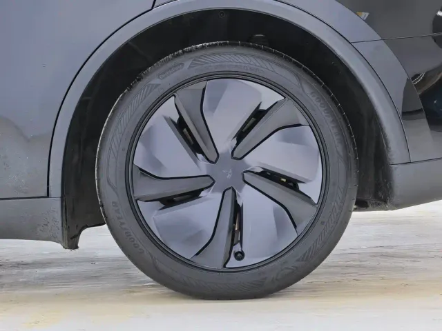 Tesla Model Y — Фото автомобиля 13