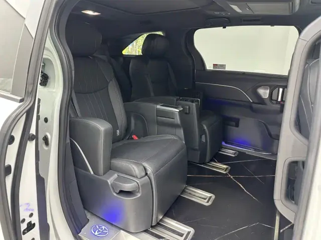 Toyota Sienna — Фото автомобиля 16