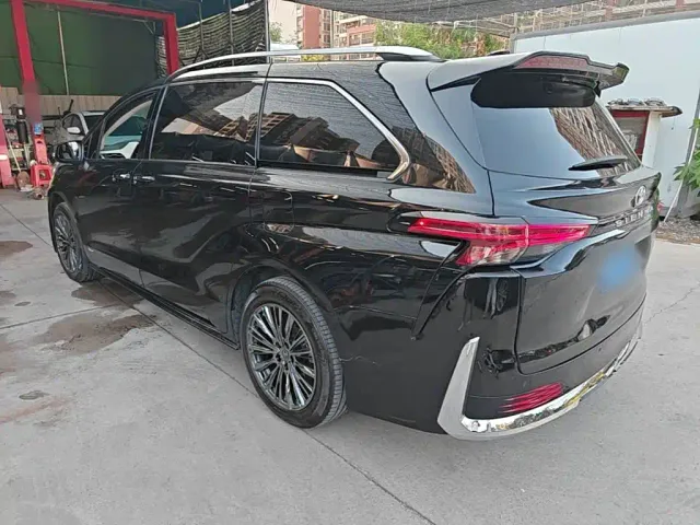 Toyota Sienna — Фото автомобиля 4