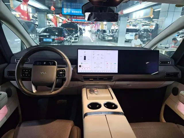 Li Auto MEGA — Фото автомобиля 5