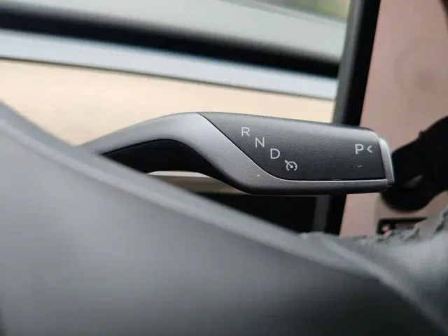 Tesla Model 3 — Фото автомобиля 6