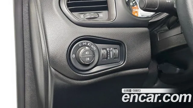 Jeep Renegade — Фото автомобиля 21
