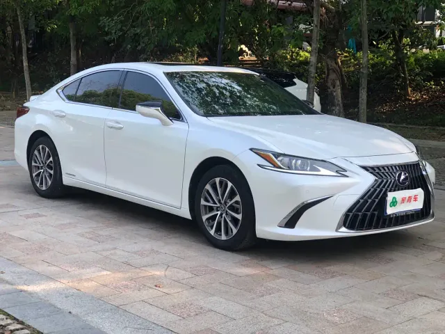 Lexus ES — Фото автомобиля 7