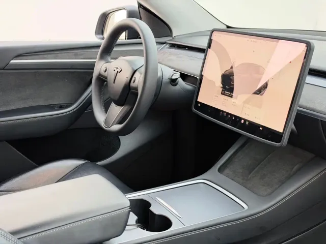Tesla Model Y — Фото автомобиля 6