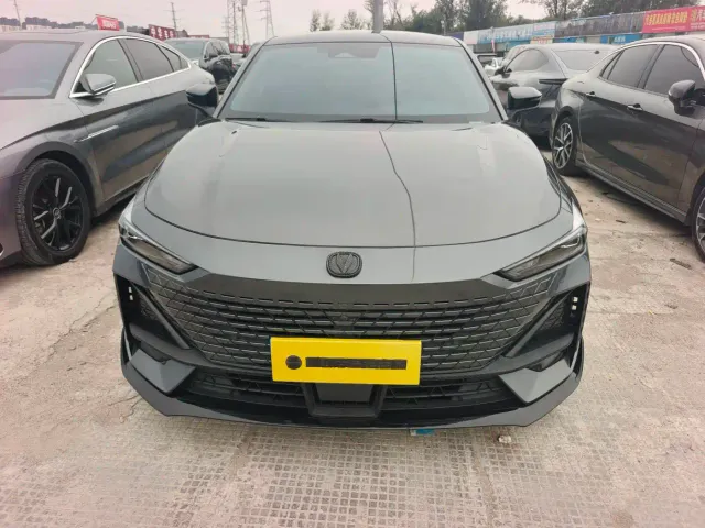 Changan Changan UNI-V 2023 1.5T Premium Edition — Фото автомобиля 2