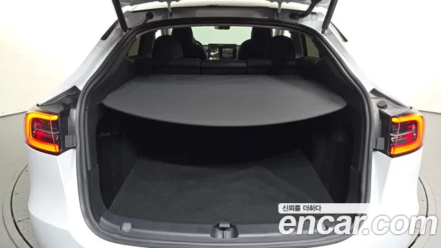 Tesla Model Y — Фото автомобиля 23