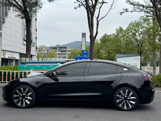 Tesla Model 3 — Фото автомобиля 9