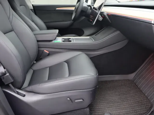 Tesla Model Y — Фото автомобиля 7
