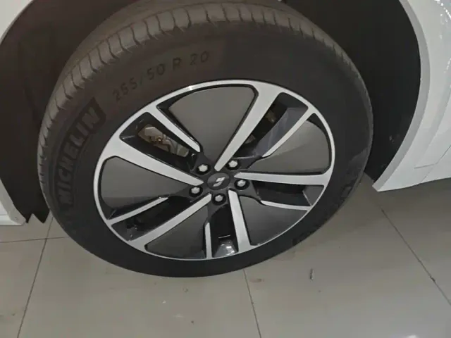 Li Auto L7 — Фото автомобиля 22