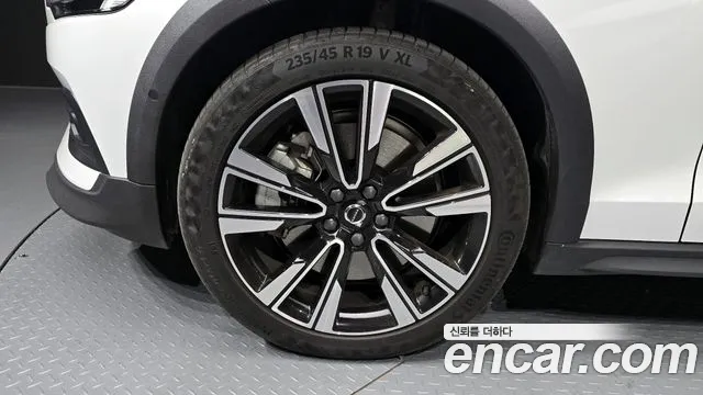 Вольво V60 V60 Cross Country 2 поколение B5 Ultimate AWD — Фото автомобиля 5