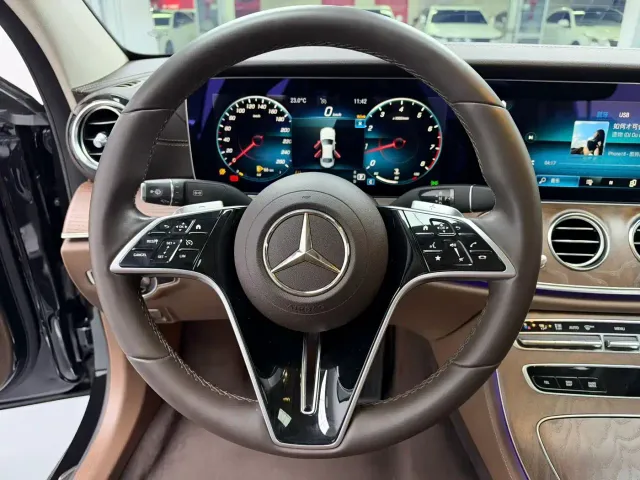 Mercedes-Benz E-Class — Фото автомобиля 6