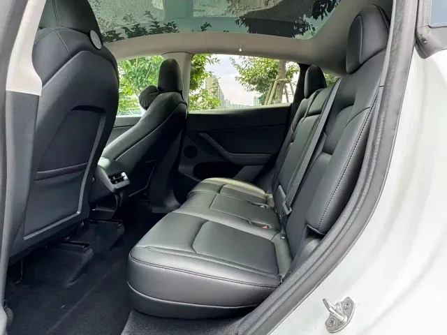 Tesla Model Y — Фото автомобиля 16