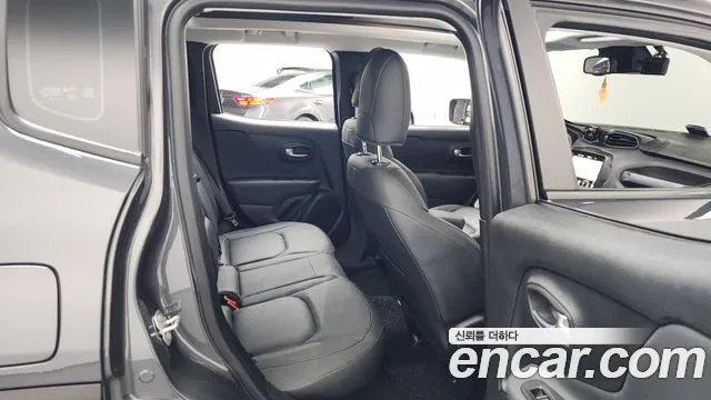 Jeep Renegade — Фото автомобиля 12