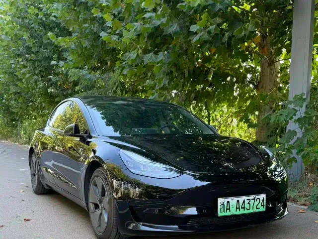 Фотография автомобиля — Tesla Model 3