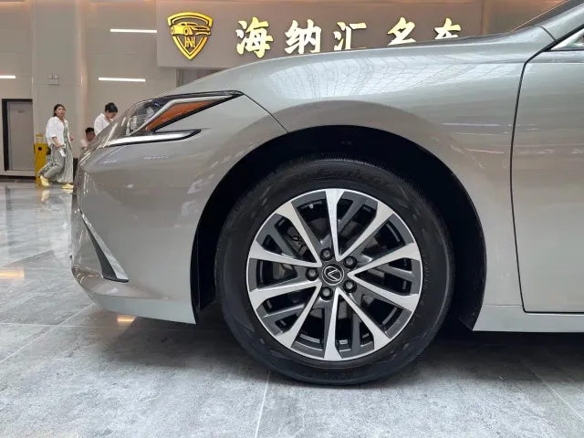 Lexus ES — Фото автомобиля 16