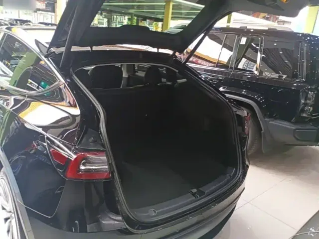 Tesla Model Y — Фото автомобиля 18