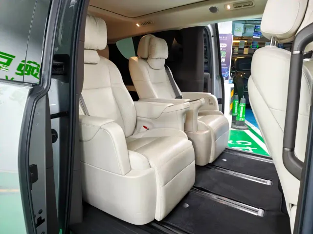 Li Auto MEGA — Фото автомобиля 10