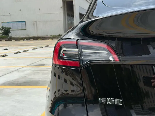 Tesla Model Y — Фото автомобиля 11