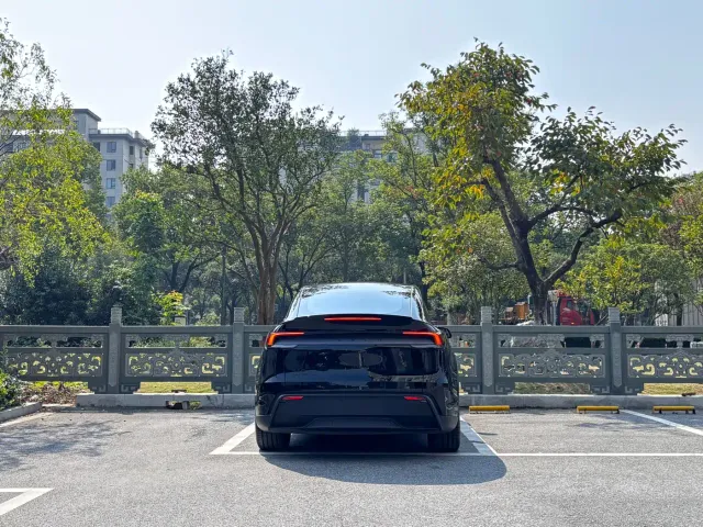 Tesla Model Y L — Фото автомобиля 5