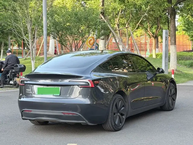 Tesla Model 3 — Фото автомобиля 22