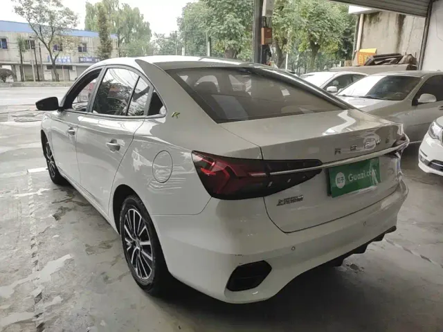 Roewe i5 — Фото автомобиля 4