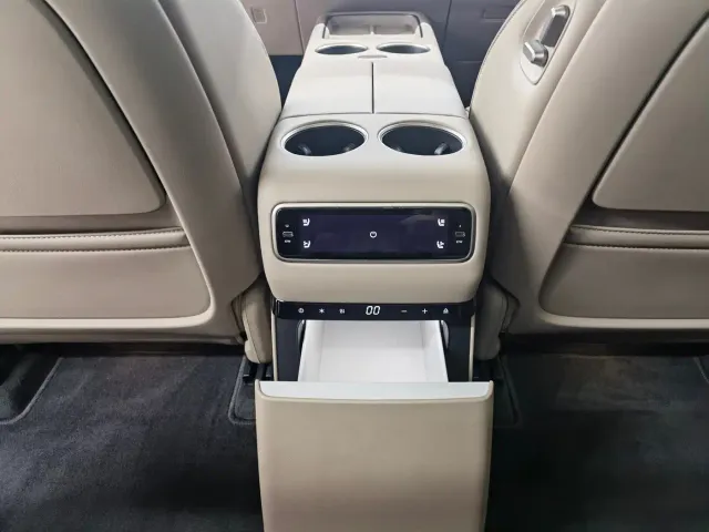 Li Auto i8 — Фото автомобиля 19