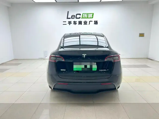 Tesla Model Y — Фото автомобиля 8