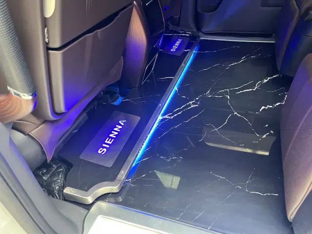 Toyota Sienna — Фото автомобиля 10
