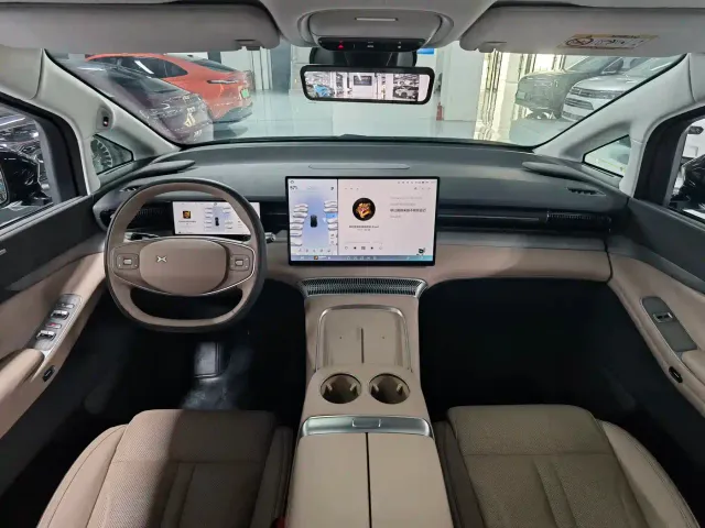 Xpeng X9 — Фото автомобиля 5