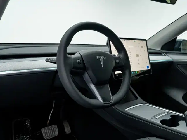 Tesla Model Y — Фото автомобиля 12