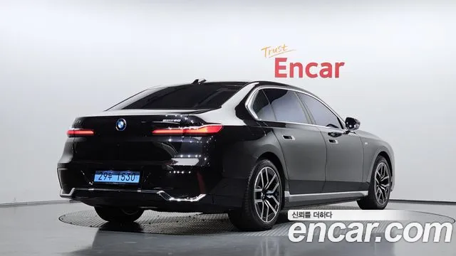BMW i7 G70 — Фото автомобиля 2